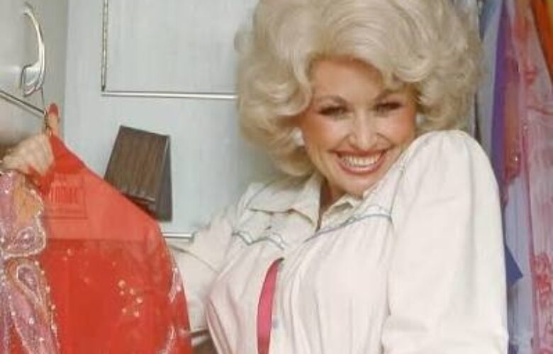 CHECK OUT THIS SUPERB INTERVIEW WITH DOLLY PARTON ON HER TOUR BUS!