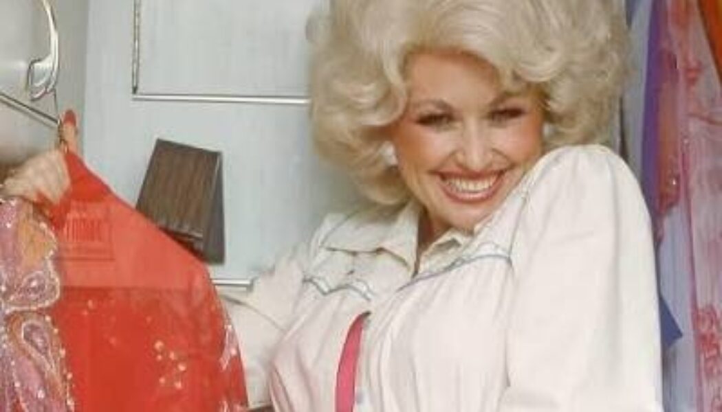 CHECK OUT THIS SUPERB INTERVIEW WITH DOLLY PARTON ON HER TOUR BUS!