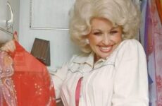 CHECK OUT THIS SUPERB INTERVIEW WITH DOLLY PARTON ON HER TOUR BUS!
